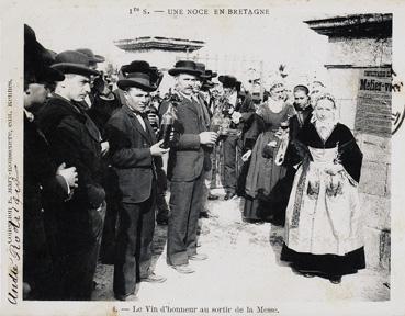 Iconographie - Une noce en Bretagne - Le vin d'honneur au sortir de la messe