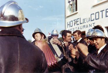 Iconographie - Les sapeurs pompiers pour la fête des fleurs