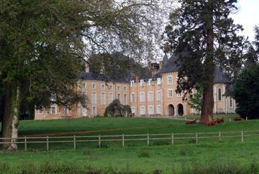 Iconographie - Château en bordure de la Sarthe près d'Avoise