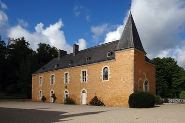 Iconographie - Château Dobert - A droite la chapelle