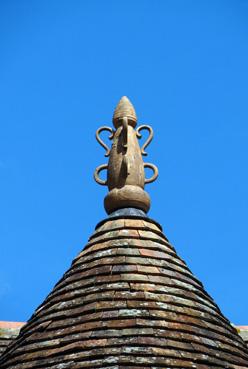 Iconographie - Poterie de faîtage sur le manoir de la Cour