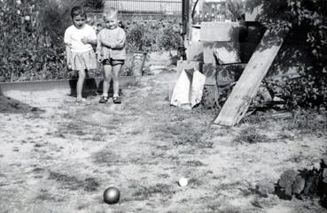 Iconographie - Enfants Baud jouant à la pétanque