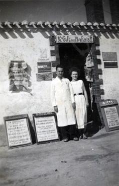 Iconographie - Roger et Yolande Baud devant leur commerce