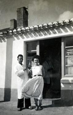 Iconographie - Roger et Yolande Baud devant leur commerce