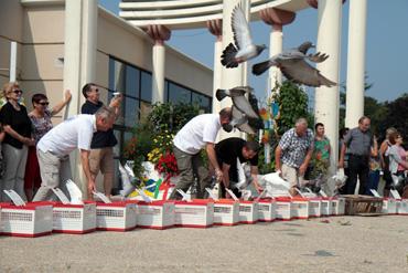 Iconographie - Lâcher de pigeons devant l'espace Herbauges