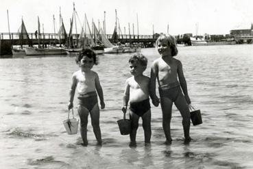 Iconographie - Enfants Baizeau à la baignade