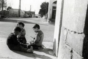 Iconographie - Enfants Baizeau jouant sur le trottoir