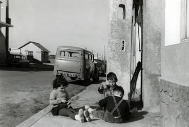 Iconographie - Enfants Baizeau jouant sur le trottoir