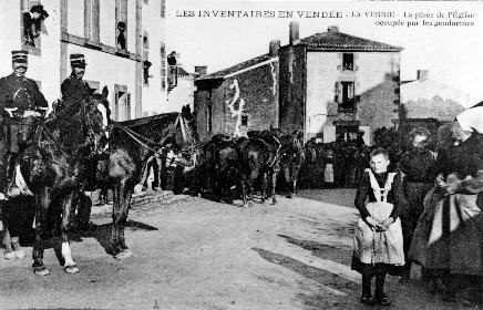 Iconographie - Les Inventaires : la place de l'église occupée par les gendarmes