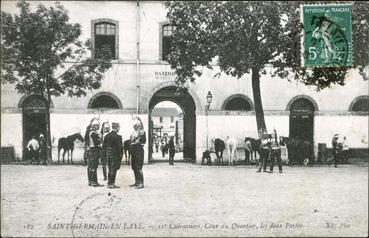 Iconographie - 11e cuirassiers, cour du quartier, les deux portes