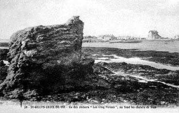 Iconographie - Un des rochers "Les Cinq Moines", au fond les châlets de Sion