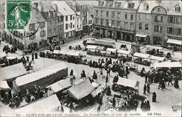 Iconographie - La grande place un jour de marché