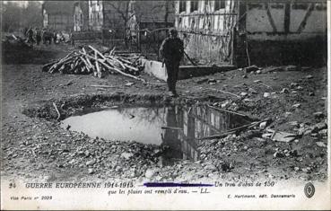 Iconographie - Un trou d'obus de 150 que les pluies ont rempli d'eau