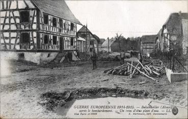 Iconographie - Après le bombardement, un trou d'obus plein d'eau