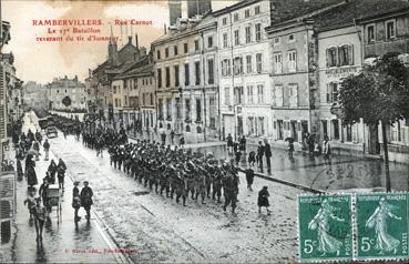 Iconographie - Rue carnot - Le 17e bataillon venant du tir d'honneur