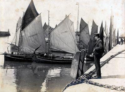 Iconographie - Bateaux de pêche à quai