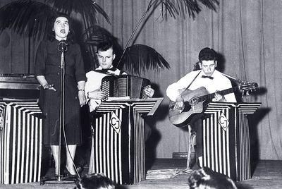 Iconographie - Chanteuse et ses accompagnateurs