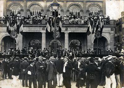 Iconographie - Une fête devant le théâtre