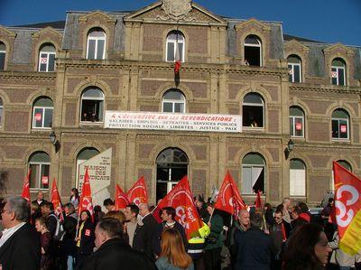 Iconographie - Manifestants devant la Maison des Syndicats