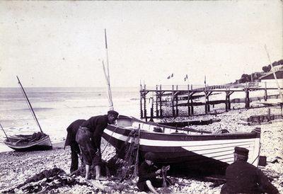 Iconographie - Marins autour d'une barque