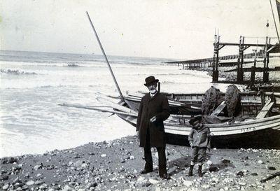 Iconographie - Pose devant une barque