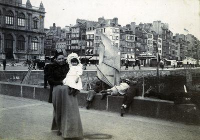 Iconographie - Femme à l'enfant au port