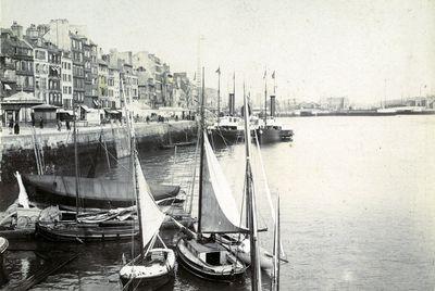 Iconographie - Barques amarrées dans le port