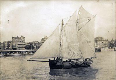 Iconographie - La barque TR 161 sous voiles