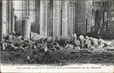 Iconographie - Pilier renversé et nef de la cathédrale après le bombardement par les Allemands