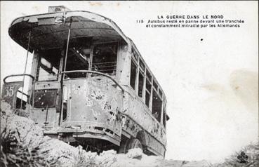 Iconographie - Autobus resté en panne devant une tranchée et constamment mitraillé par les Allemands