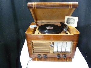 Iconographie - Une radio électrophone 33 tours 