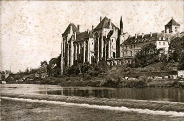Iconographie - L'abbaye Saint-Pierre de Solesme vue du barrage de la Sarthe