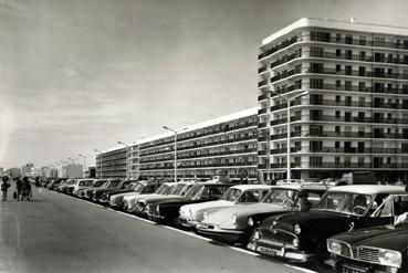 Iconographie - Automobiles sur le remblai, place de l'Europe