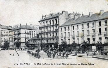 Iconographie - La rue Voltaire, au premier plan les jardins du Musée Dobrée