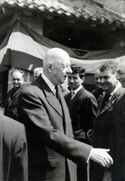 Iconographie - Le général de Gaulle serrant la main aux élus locaux lors de sa visite