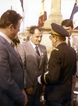 Iconographie - Cérémonie de la remise de la Croix du combattant par le lieutenant Charles Dugast