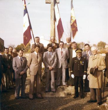 Iconographie - Cérémonie de la remise de la Croix du combattant par le lieutenant Charles Dugast