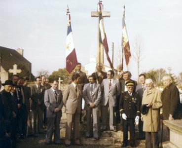 Iconographie - Cérémonie de la remise de la Croix du combattant par le lieutenant Charles Dugast