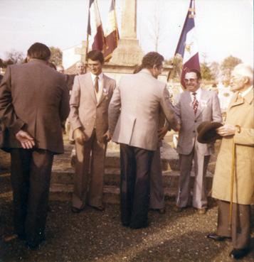 Iconographie - Cérémonie de la remise de la Croix du combattant par le lieutenant Charles Dugast