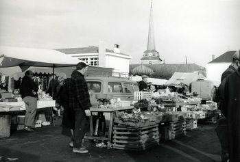 Iconographie - Marché aux volailles place Ernest Guérin