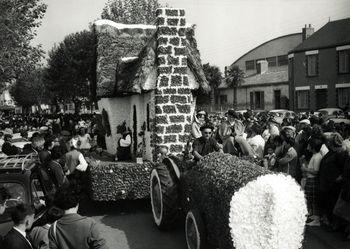 Iconographie - Un char de la fête des fleurs