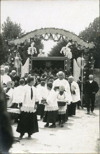 Iconographie - Procession de la Fête-Dieu