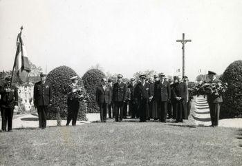 Iconographie - Cérémonie au cimetière