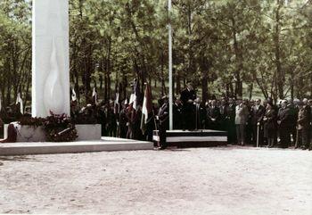 Iconographie - Inauguration du Monument du souvenir, sculpté par Robert Lange