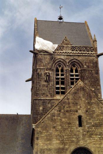 Iconographie - L'église et son parachute