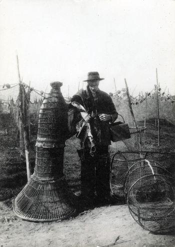 Iconographie - Pêcheur du la de Grand-Lieu et ses engins de pêches