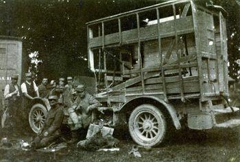 Iconographie - Ambulance détruite par un obus 