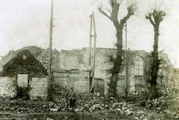 Iconographie - Devant une église bombardée