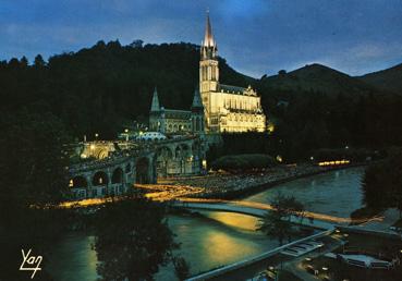 Iconographie - La basilique illuminée pendant la procession aux flambeaux