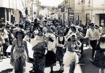 Iconographie - La Saint-Laurent - Fillettes costumées